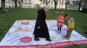 Rep. Kagi and children play chutes and ladders game