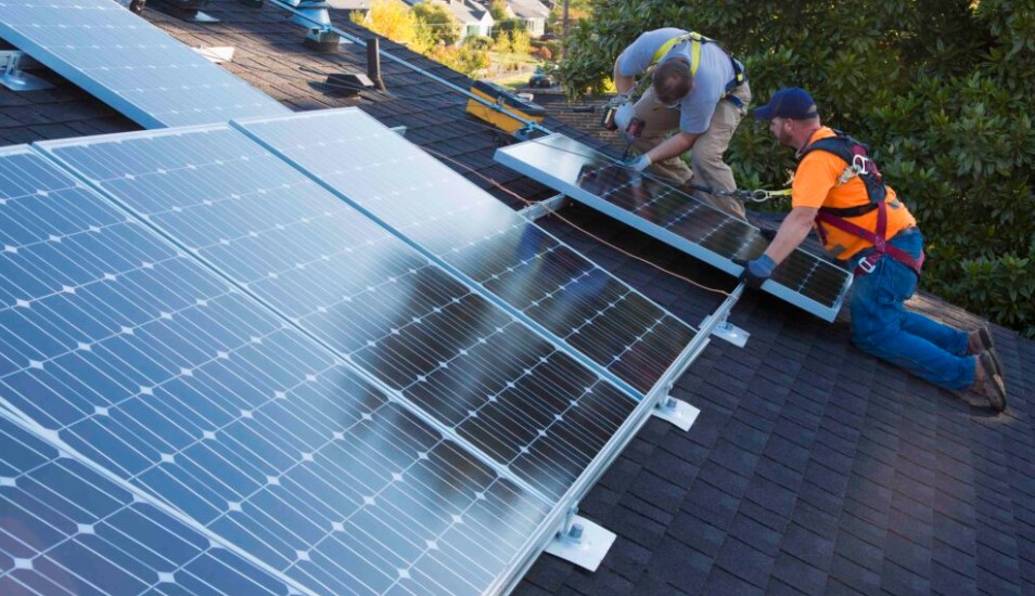  As rooftop solar systems gain popularity, some homeowners have complained about misleading vendors and faulty installs. Washington lawmakers have approved a bill aimed at addressing these issues with new consumer protections. 