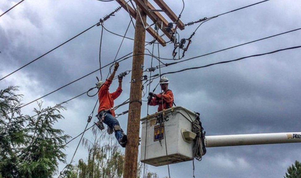 Puget Sound Energy crews work on a powerline. (Photo courtesy of Puget Sound Energy)
