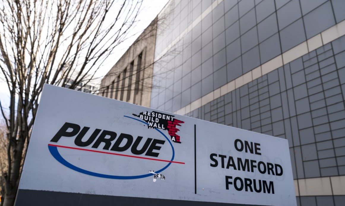  Purdue Pharma, the maker of OxyContin, and its owners, the Sackler family, have faced hundreds of lawsuits across the country due to their role fueling the opioid epidemic. (Drew Angerer/Getty Images)