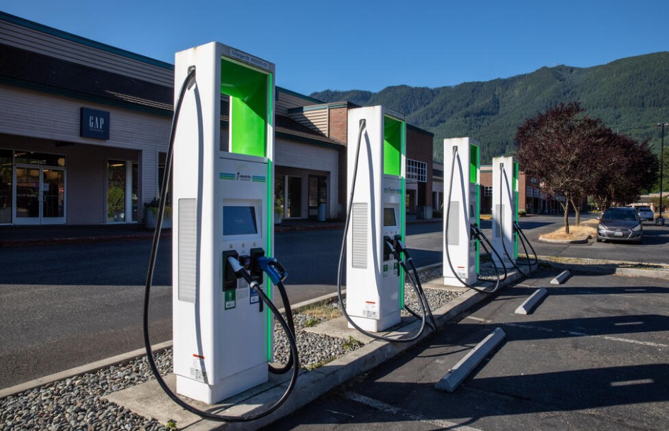 At the North Bend Premium Outlet’s parking lot, both EVgo and Electrify America offer EV charging – including some fast chargers. (Lizz Giordano/Cascade PBS)