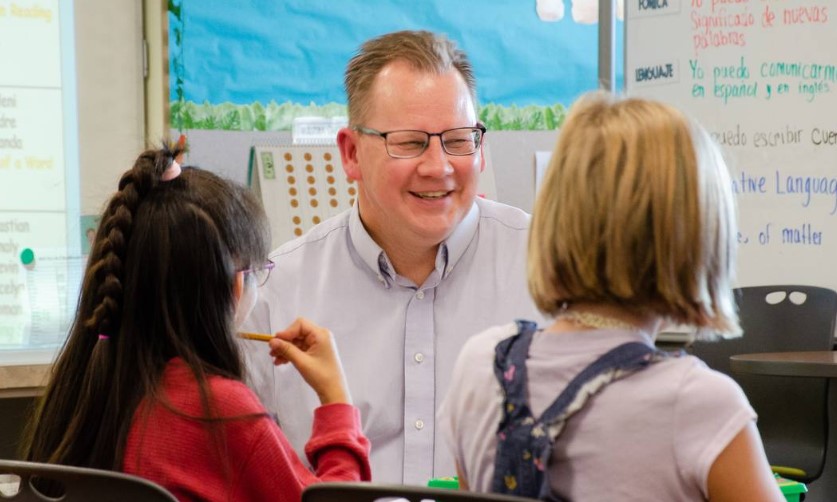 Washington State Superintendent Chris Reykdal visits with students at McClintock STEM Elementary in the TriCities. ERIC ROSANE erosane@tricityherald.com