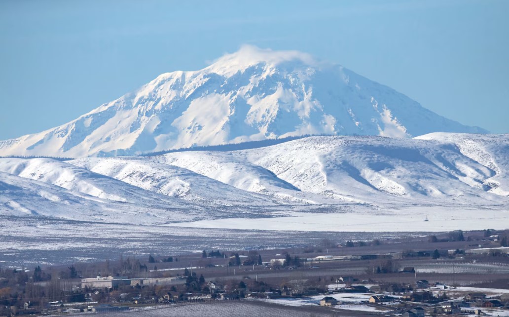 A cloud hovers over Mount Adams in Yakima, Wash., in 2016. (Sofia Jaramillo/AP)