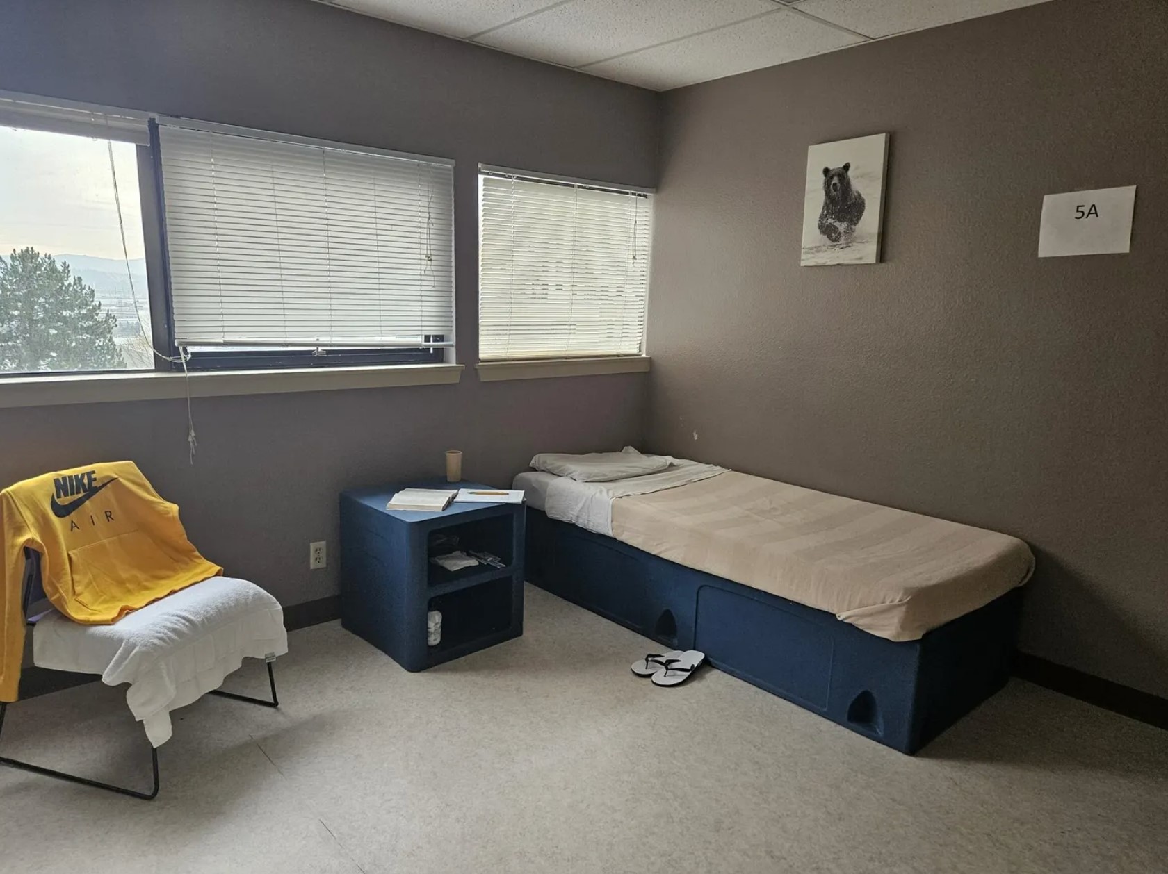 A private room at Tacoma Detoxification Center, where youth patients receive counseling, medication and other services as they withdraw from substances like fentanyl. (Victoria Chittenden / Tacoma Detoxification Center)