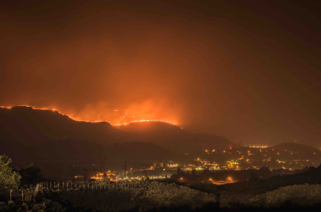 A wildfire burns near the Grand Coulee Dam in 2018. (Chris Majors/Getty Images)