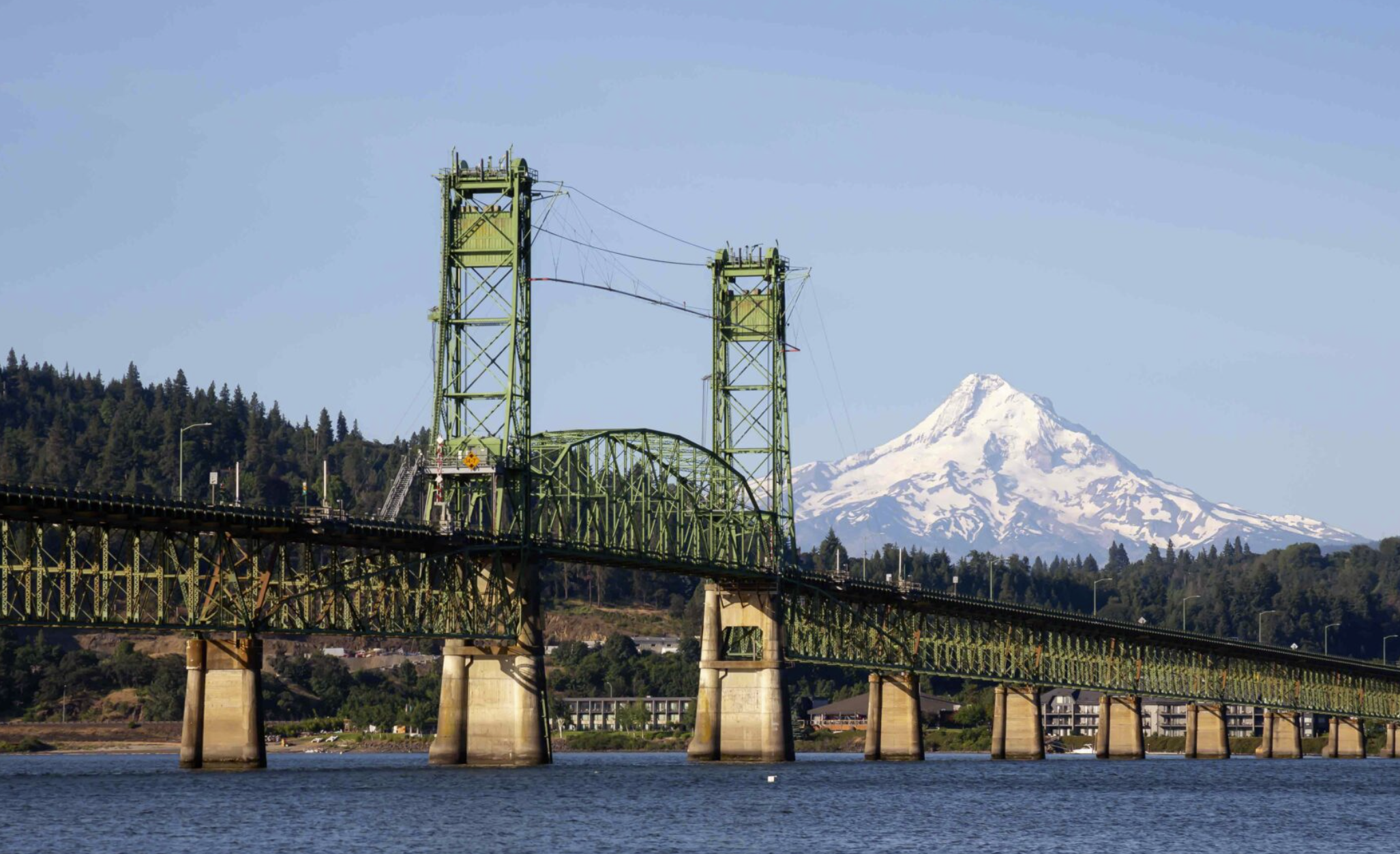 Washington and Oregon are sharing in the cost of replacing the Hood River-White Salmon Bridge in the Columbia River Gorge. The bridge is about a century old. (Photo by edb3_16/Getty Images)