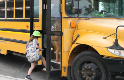 Students get on the bus at Monument Elementary to go home on the last day of school. (Credit: Jenni Rodas / Wenatchee World)