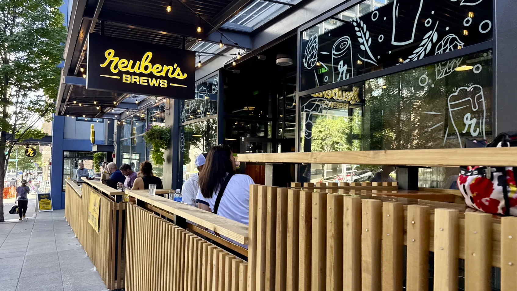 The patio at Reuben's Brews on First Avenue. Photo: Melissa Santos/Axios