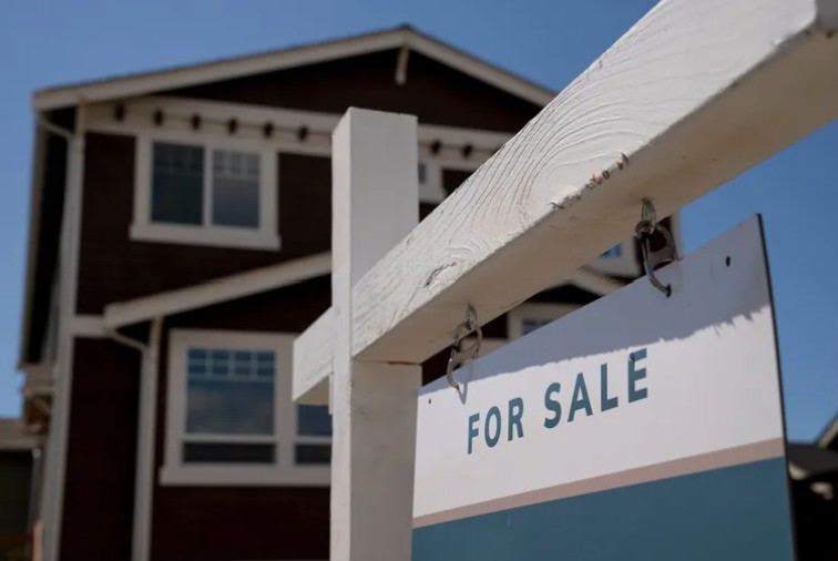 A home for sale in the West Seattle neighborhood of Seattle. (David Ryder / Bloomberg, 2024)