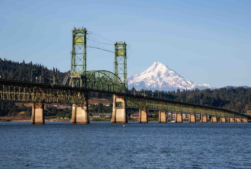 The Hood River-White Salmon Bridge crosses the Columbia River and connects Washington and Oregon. (Photo by edb3_16/Getty Images)